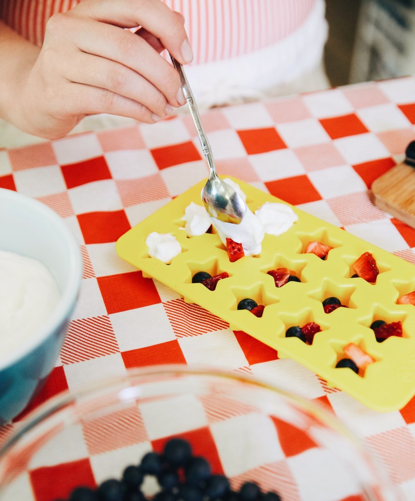 How to: Frozen yogurt berry bites