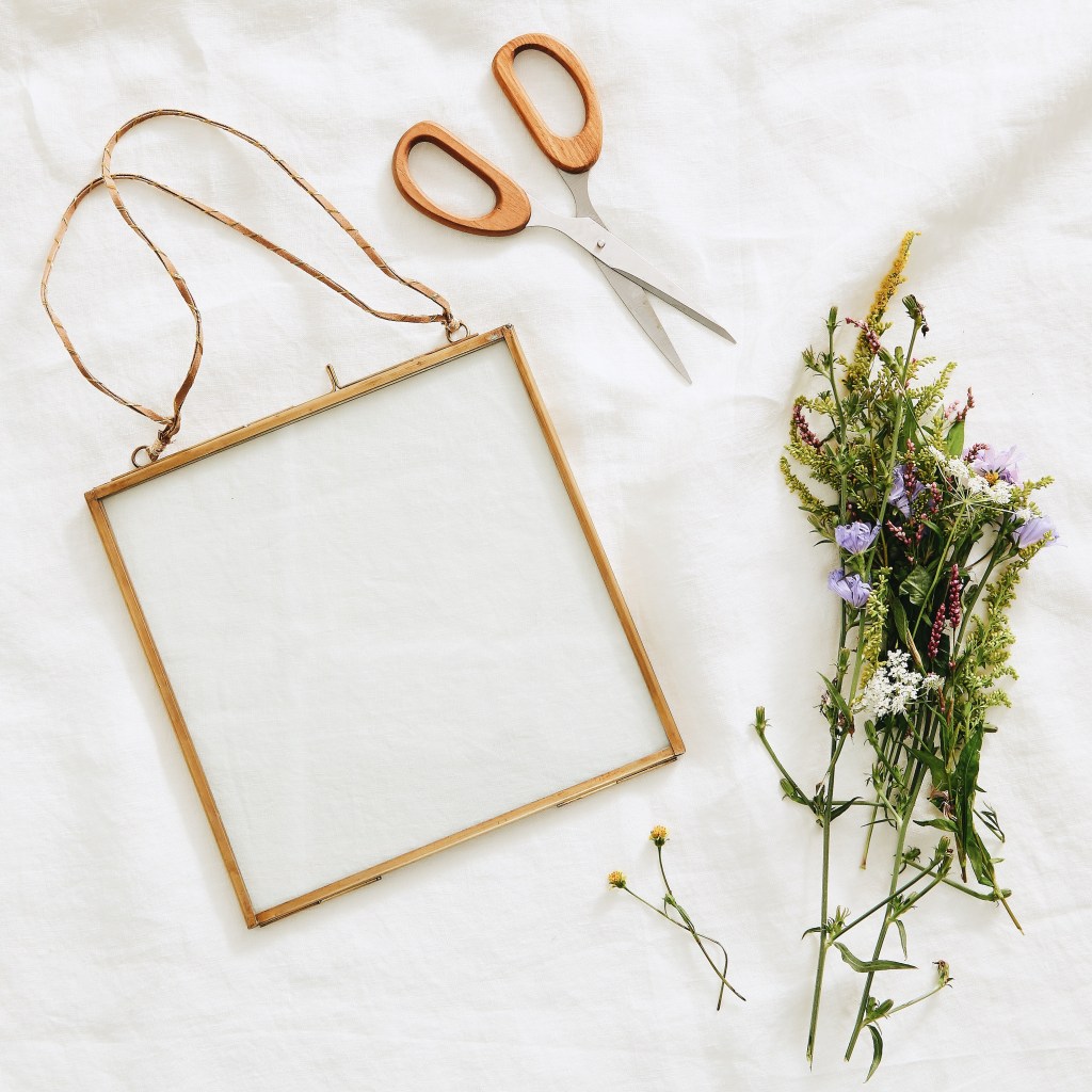 How to: Pressed flower wall art