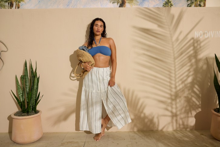 Woman wearing Aerie summer apparel and accessories.