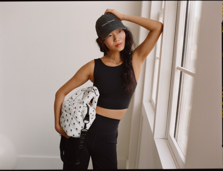 Woman wearing Aerie leggings and sports bra as part of a matching set.