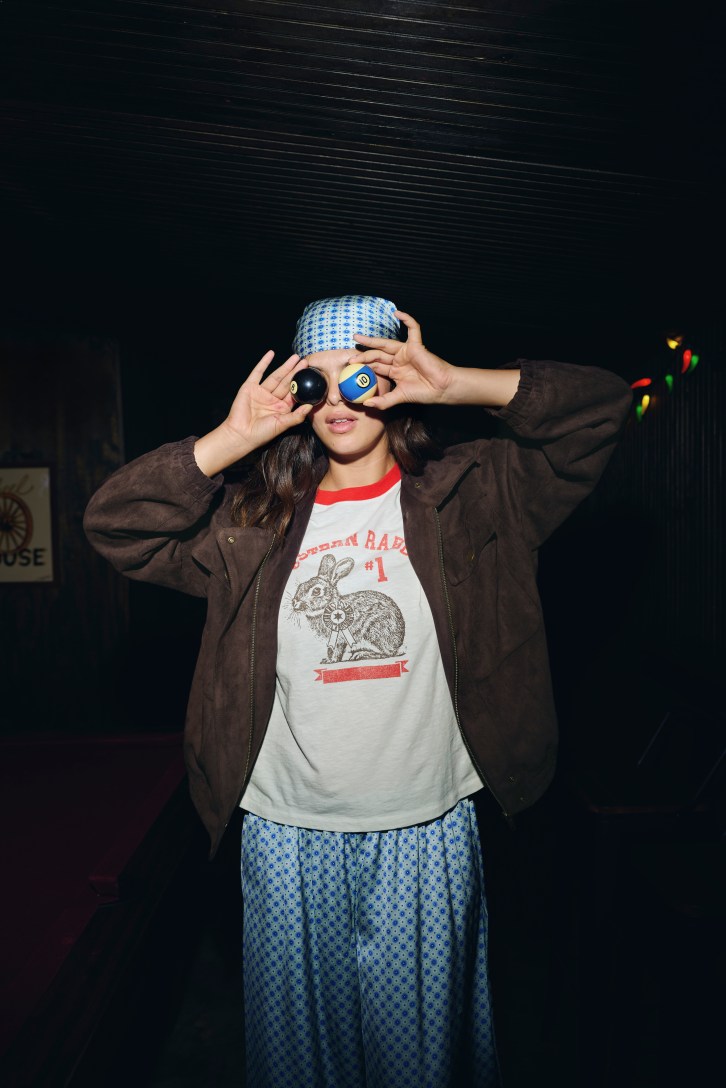 Woman wearing a dark brown oversized jacket.